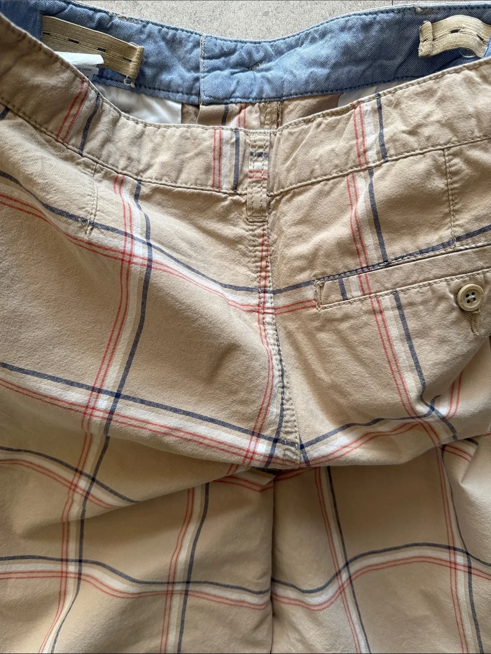 OLD NAVY TAN, RED & GRAY COTTON PLAID BOYS SHORTS WITH ADJUSTABLE WAIST SIZE 18